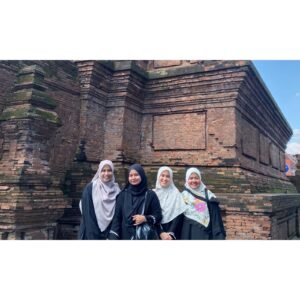 kunjungan ke makam di Kudus